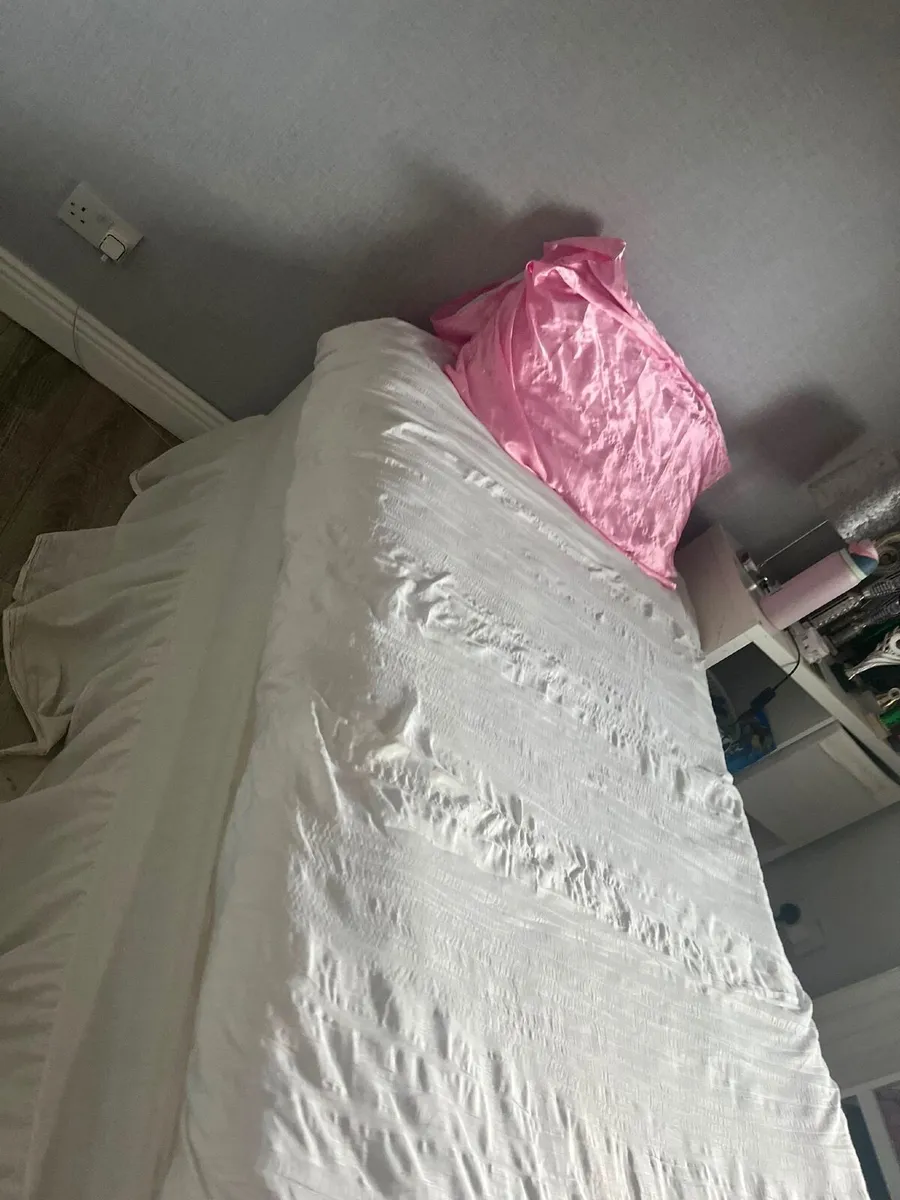 Single bed with pull out single bed - Image 1