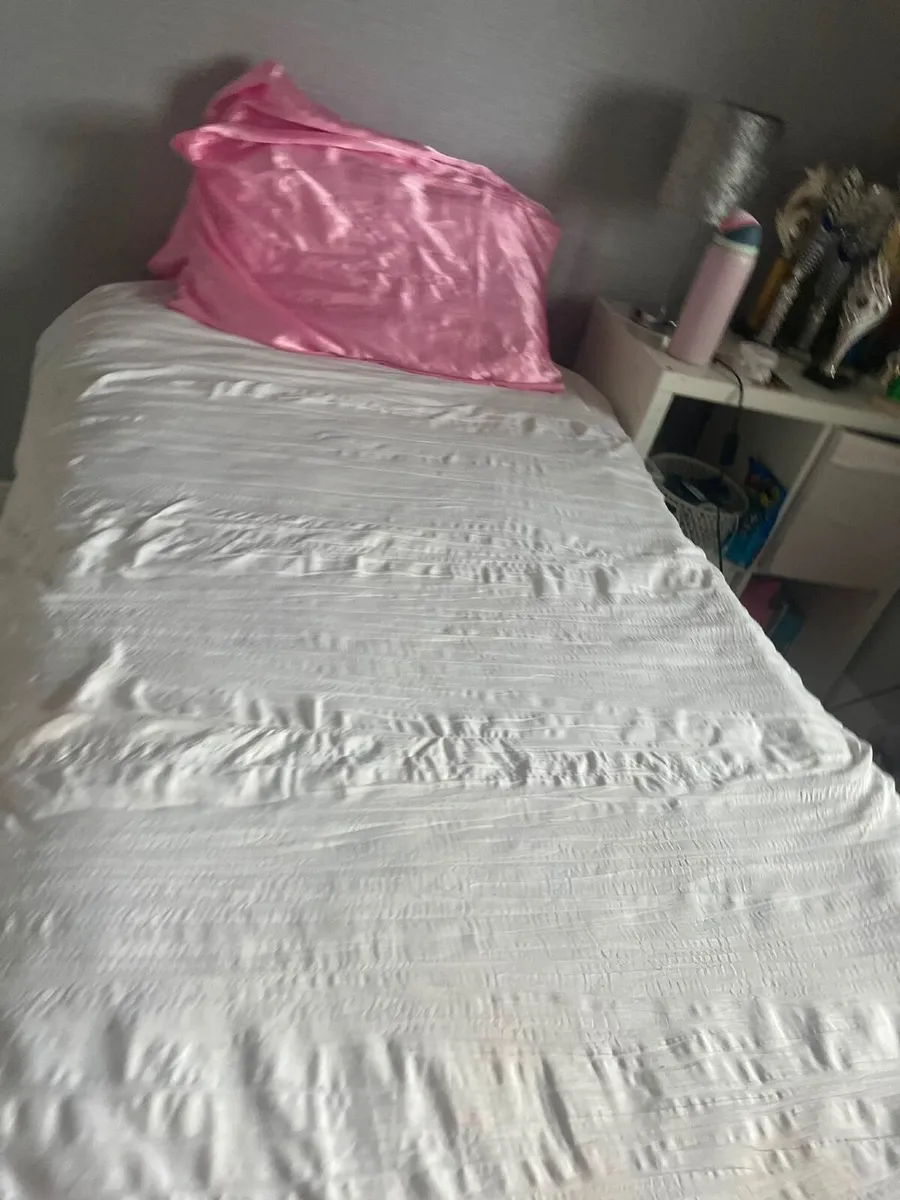 Single bed with pull out single bed - Image 3