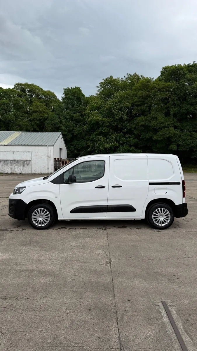 Citroen Berlingo 2021 - Image 2