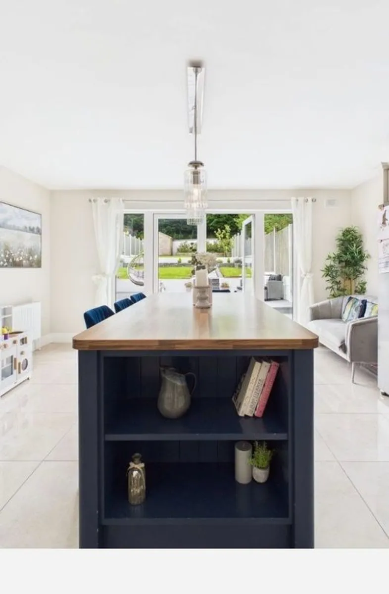Kitchen Island - Image 1