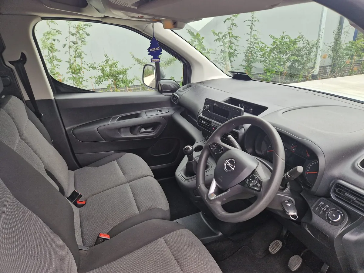 202D Opel Combo Van - Image 3