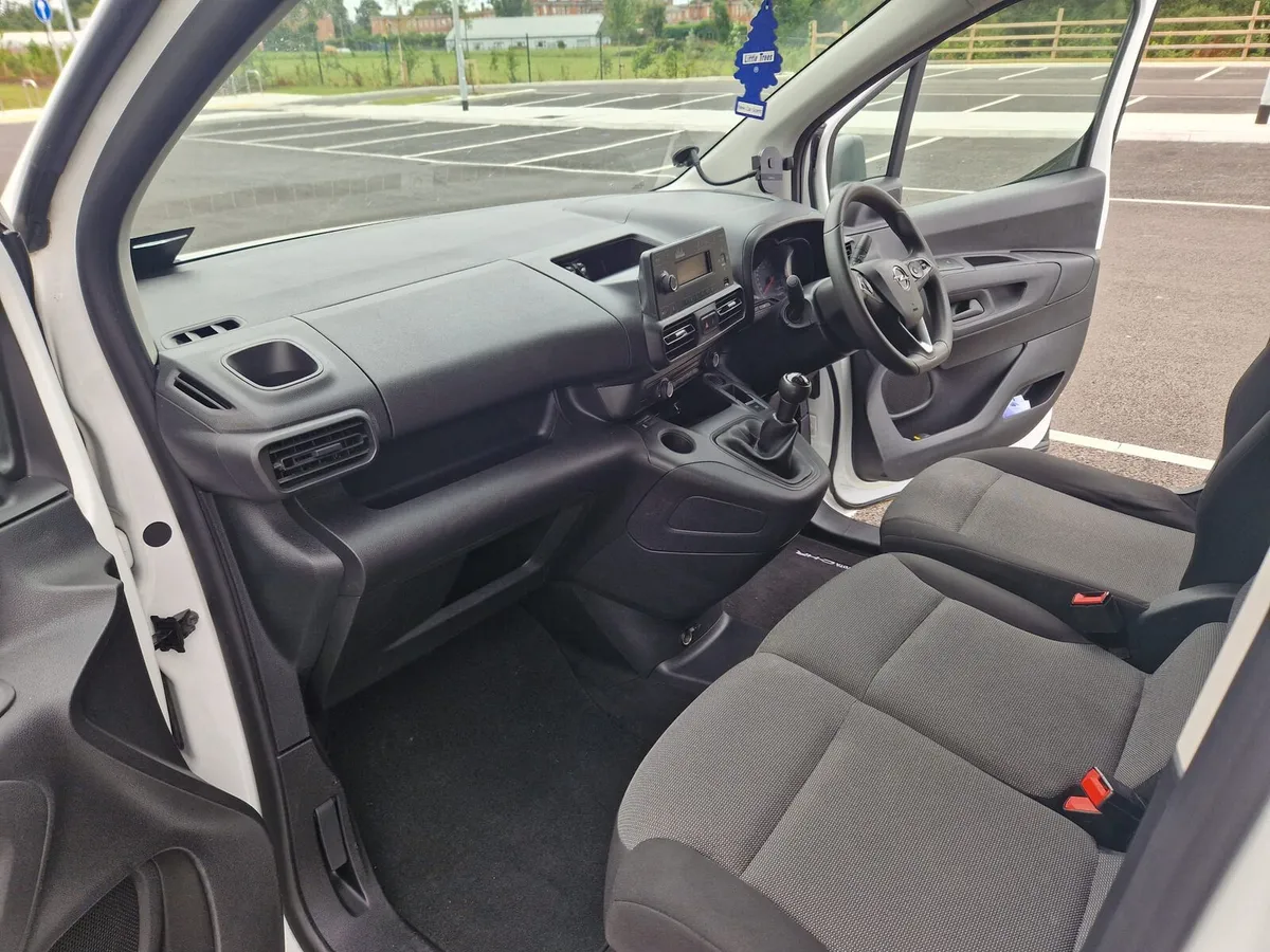 202D Opel Combo Van - Image 4
