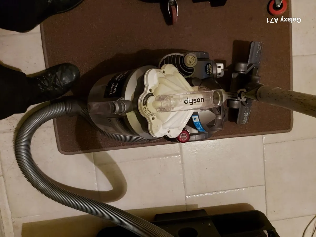 DYSON CYCLONE Vacuum Cleaner, great suction - Image 2