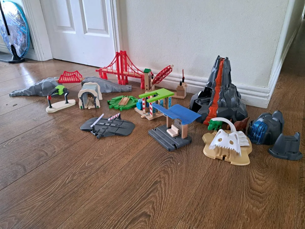 Wooden train tracks - Image 1