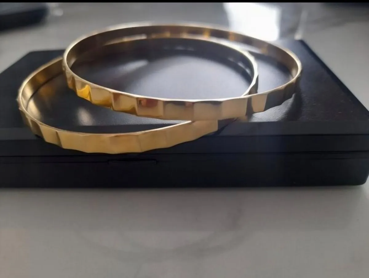 18ct gold bangle - Image 2