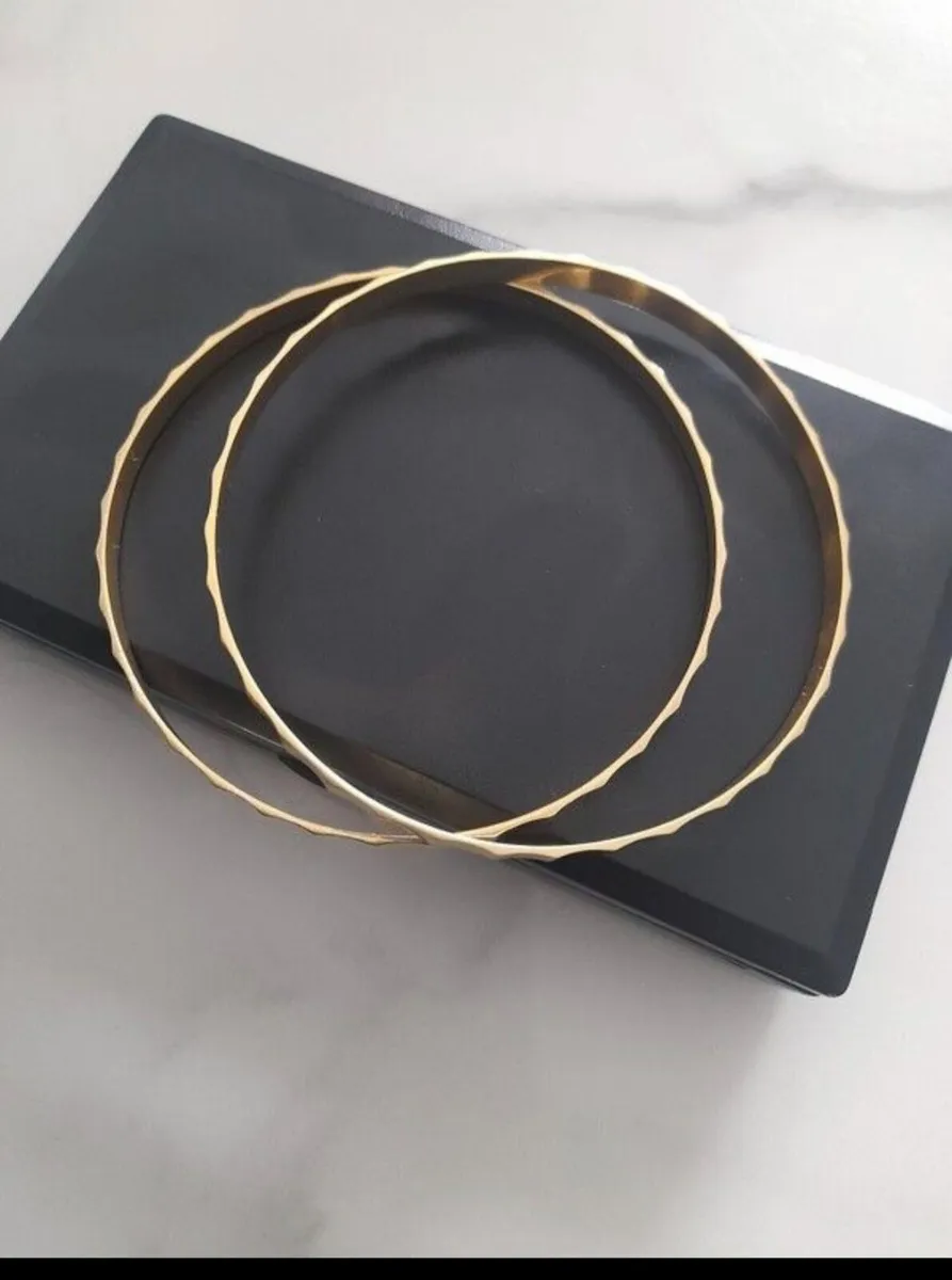 18ct gold bangle - Image 1