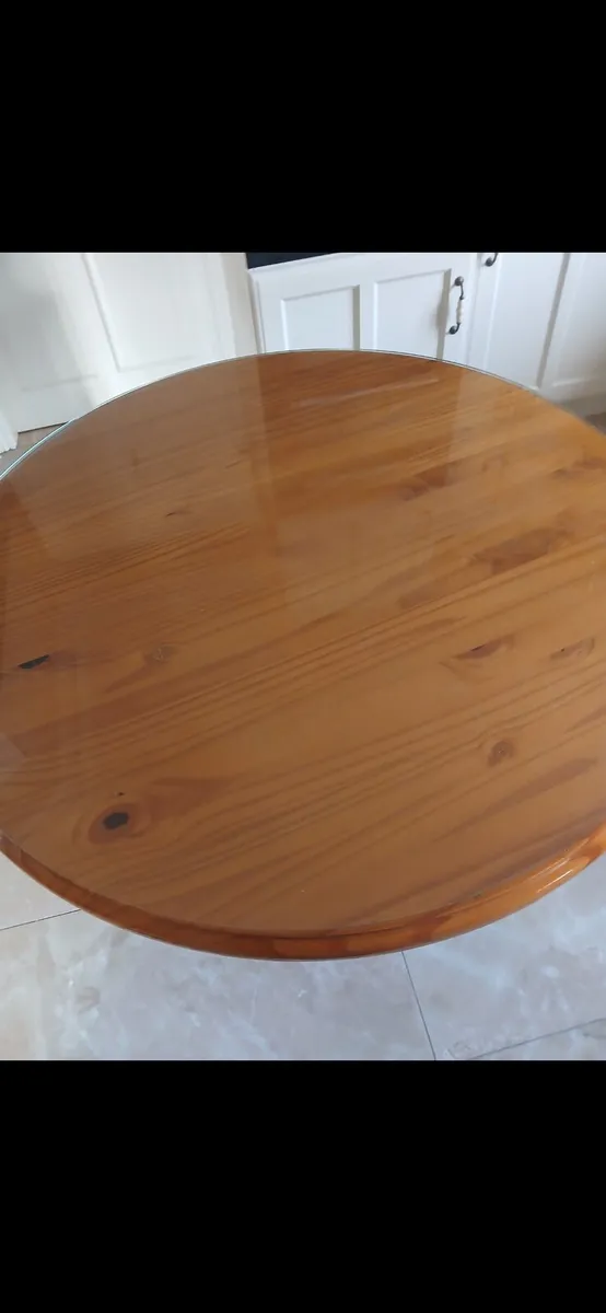 Pine round table with protective glass - Image 2