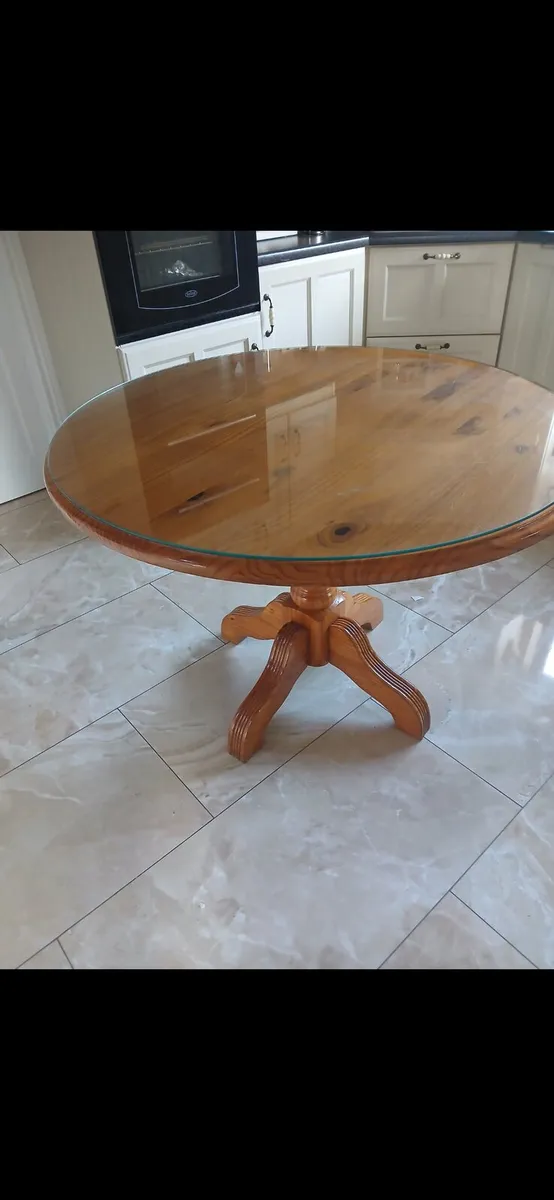 Pine round table with protective glass - Image 3