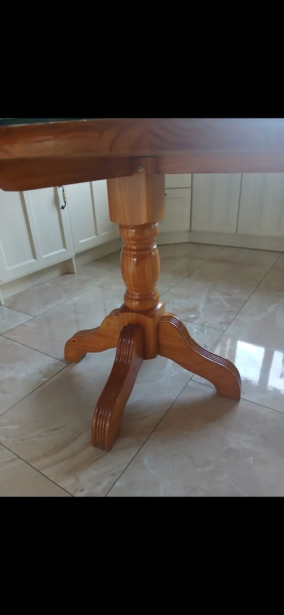 Pine round table with protective glass - Image 4