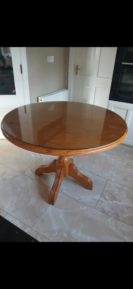 Pine round table with protective glass - Image 1