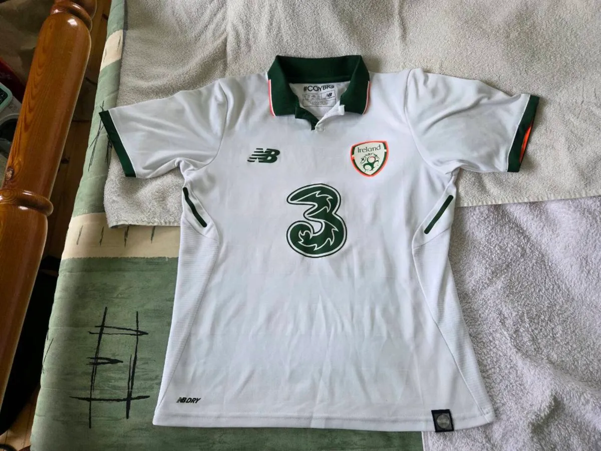 Ireland Football Away Jersey 2017 to 2018 Shirt - Image 1