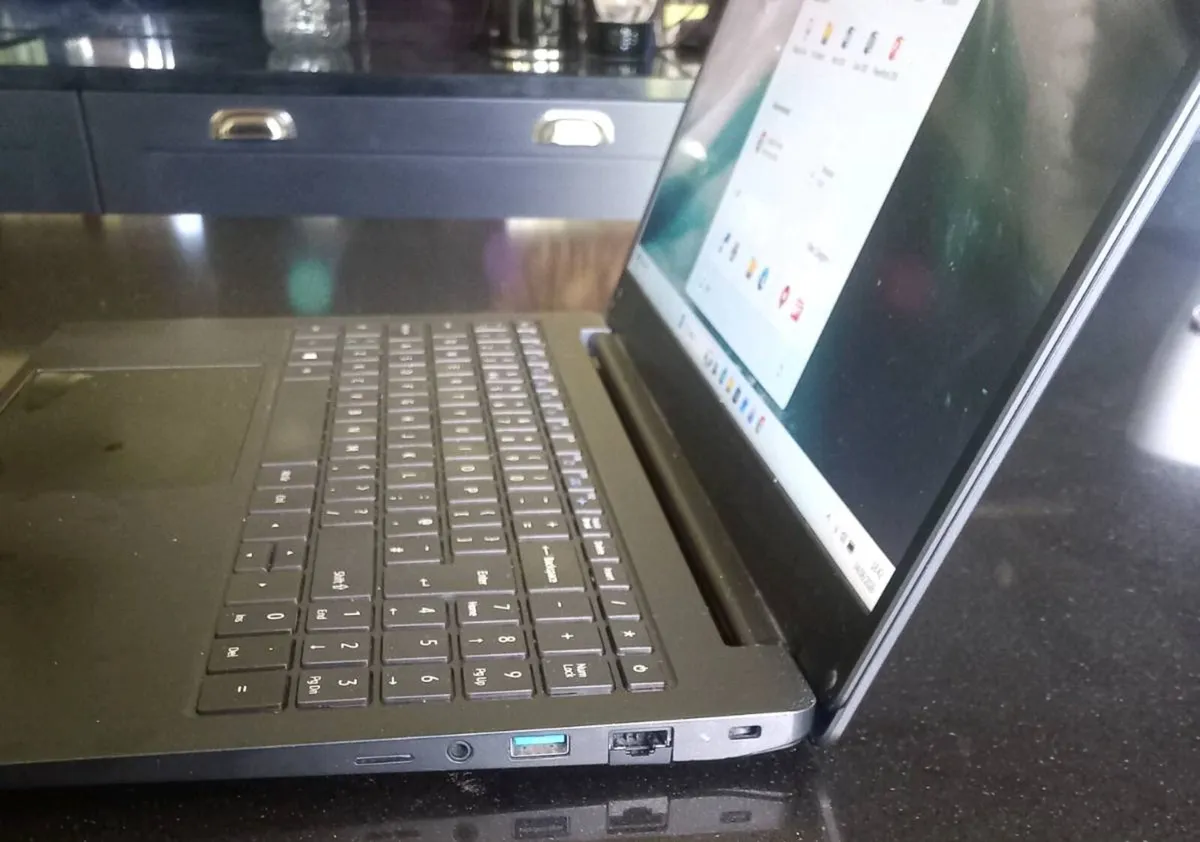 Toshiba DYNABOOK Slimline laptop - Image 2