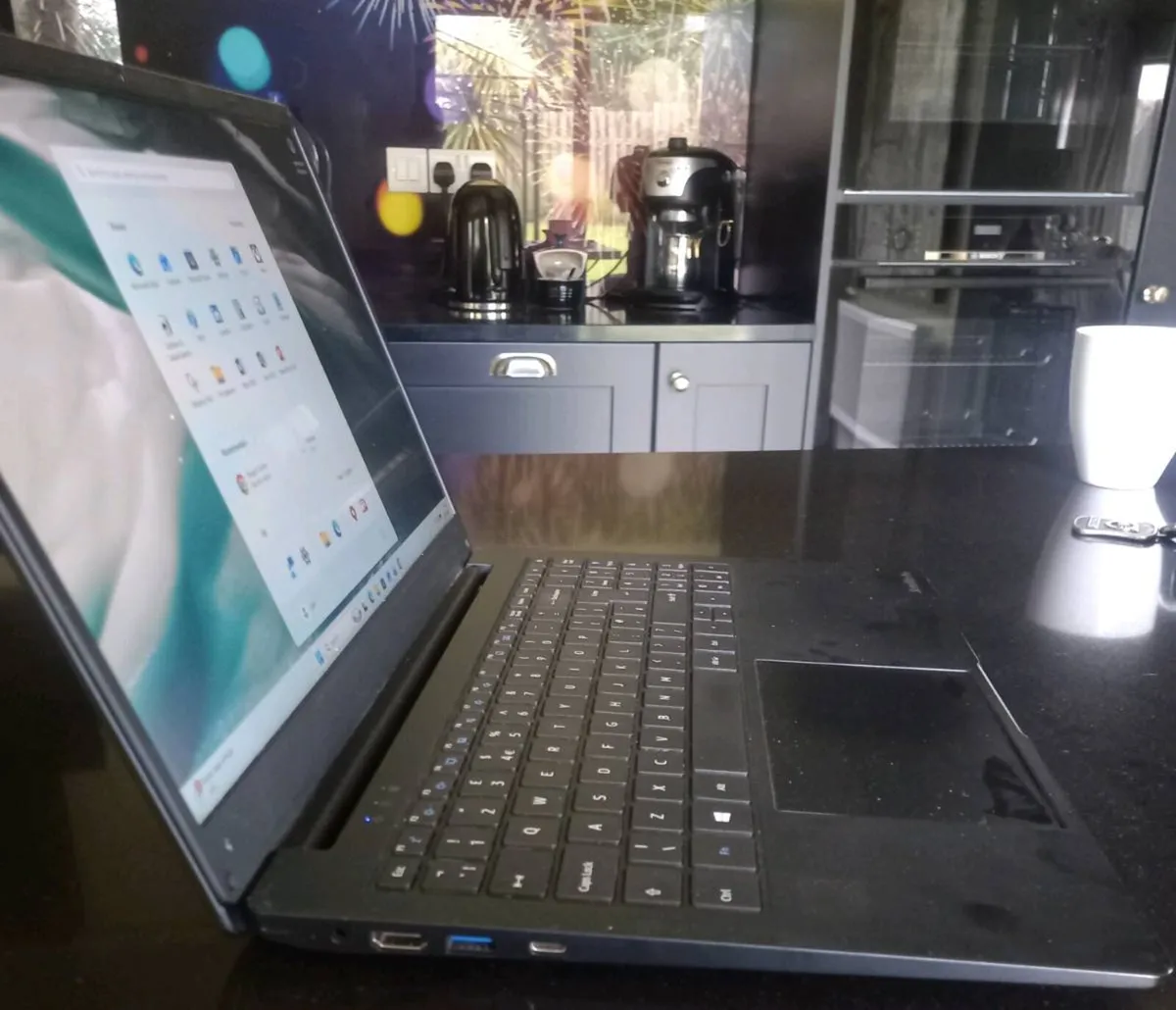 Toshiba DYNABOOK Slimline laptop - Image 3