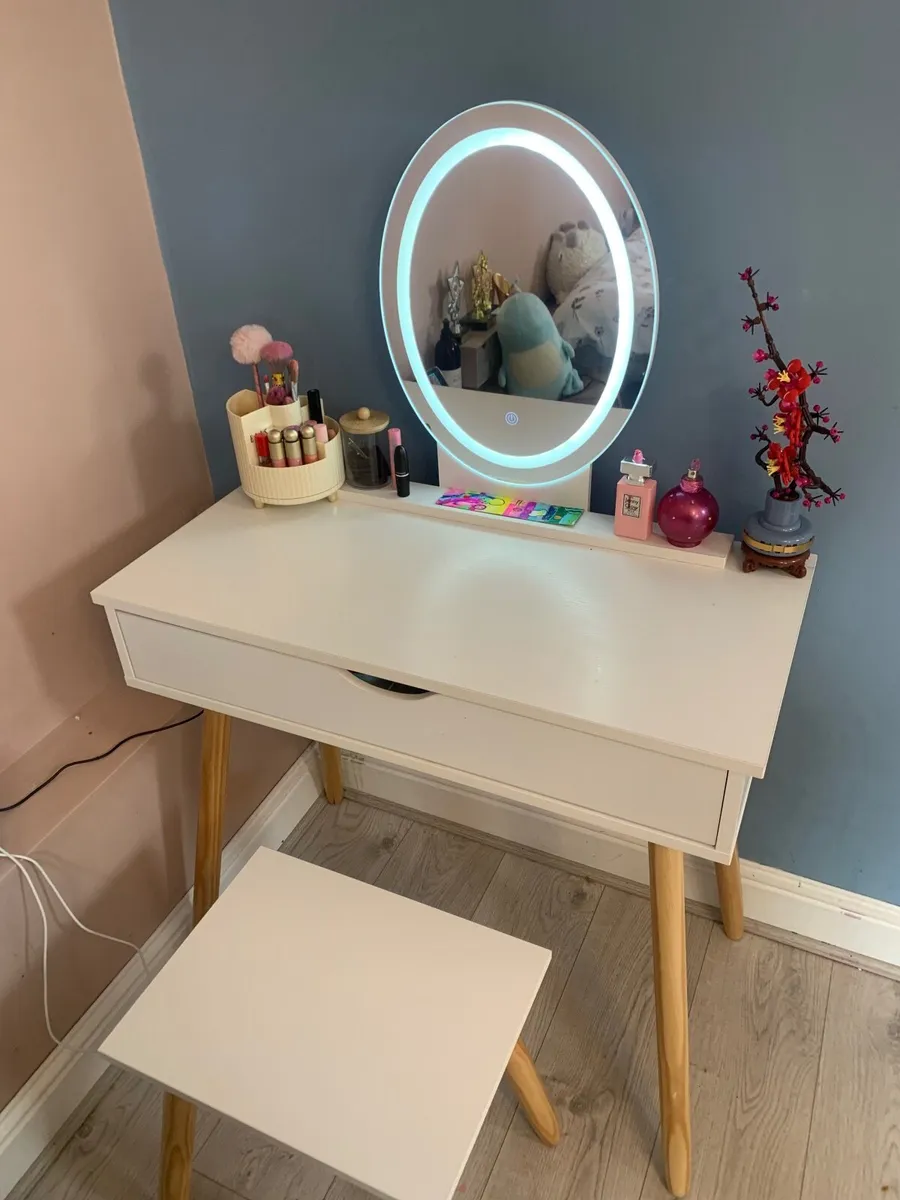 Dressing table - Image 1