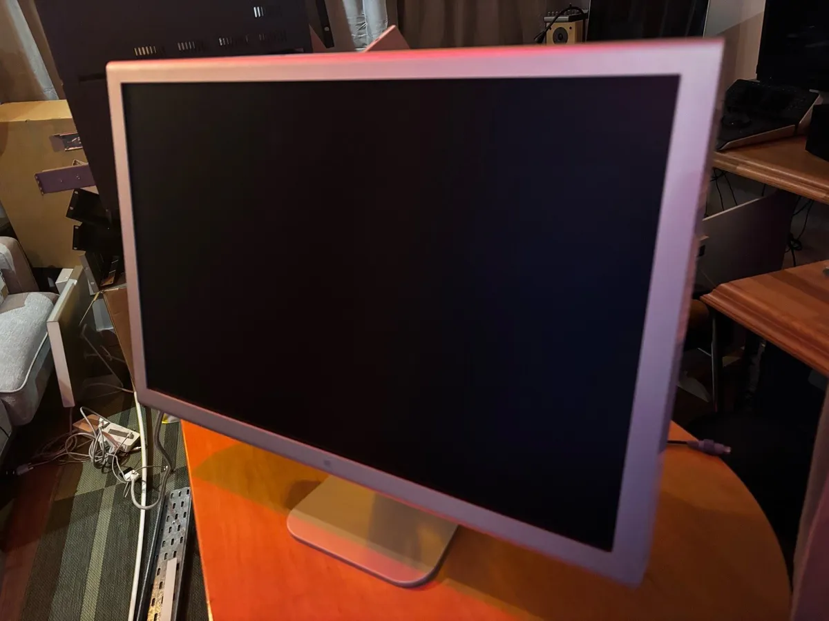 Apple Cinema Display 23” (DVI) – Bundle of 2 - Image 1