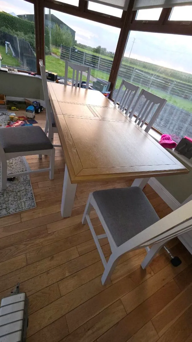 Kitchen table and chairs - Image 1