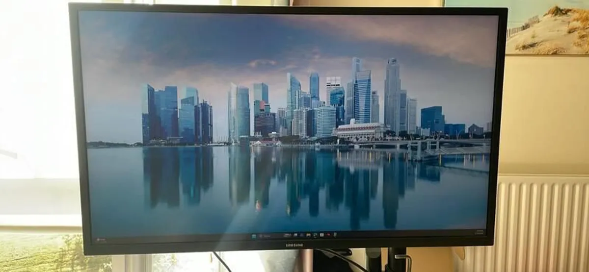 32-inch 4K UHD PC monitor Samsung - Image 1