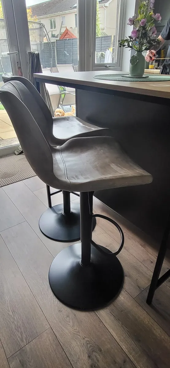 Breakfast bar with Stools - Image 4