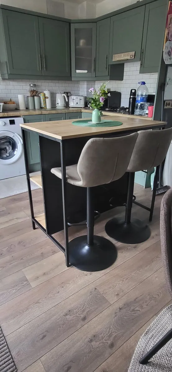 Breakfast bar with Stools - Image 1