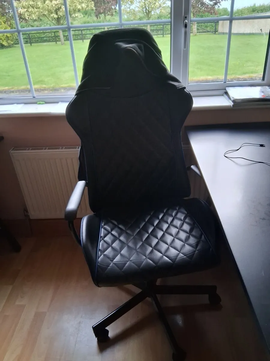 Office table and chairs - Image 1