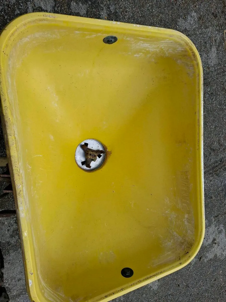 Fertiliser spreader - Image 1
