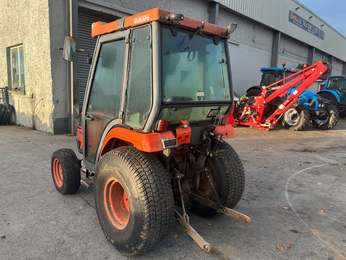 Kubota ST30 Compact Tractor - Image 3