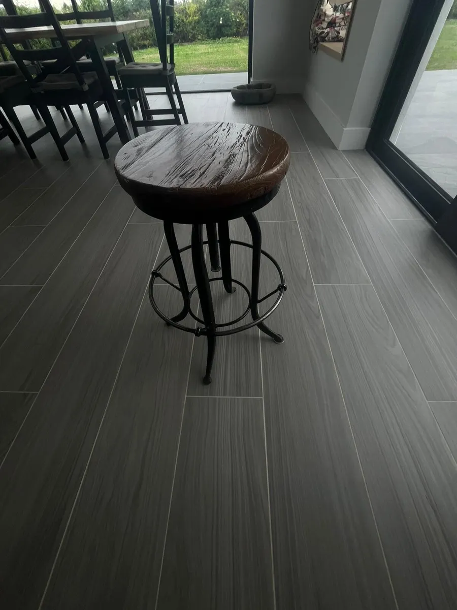 Adjustable rustic wooden bar stools - Image 3