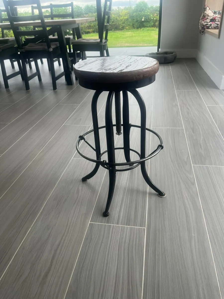 Adjustable rustic wooden bar stools - Image 4