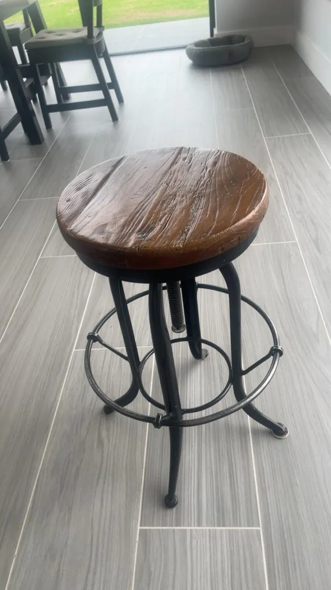 Adjustable rustic wooden bar stools - Image 1