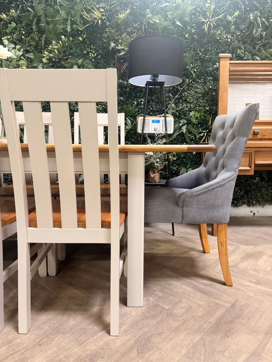Extending oak kitchen table & 8 chairs - Image 4
