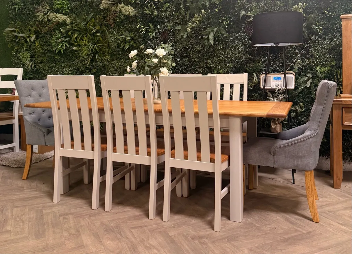 Extending oak kitchen table & 8 chairs - Image 3