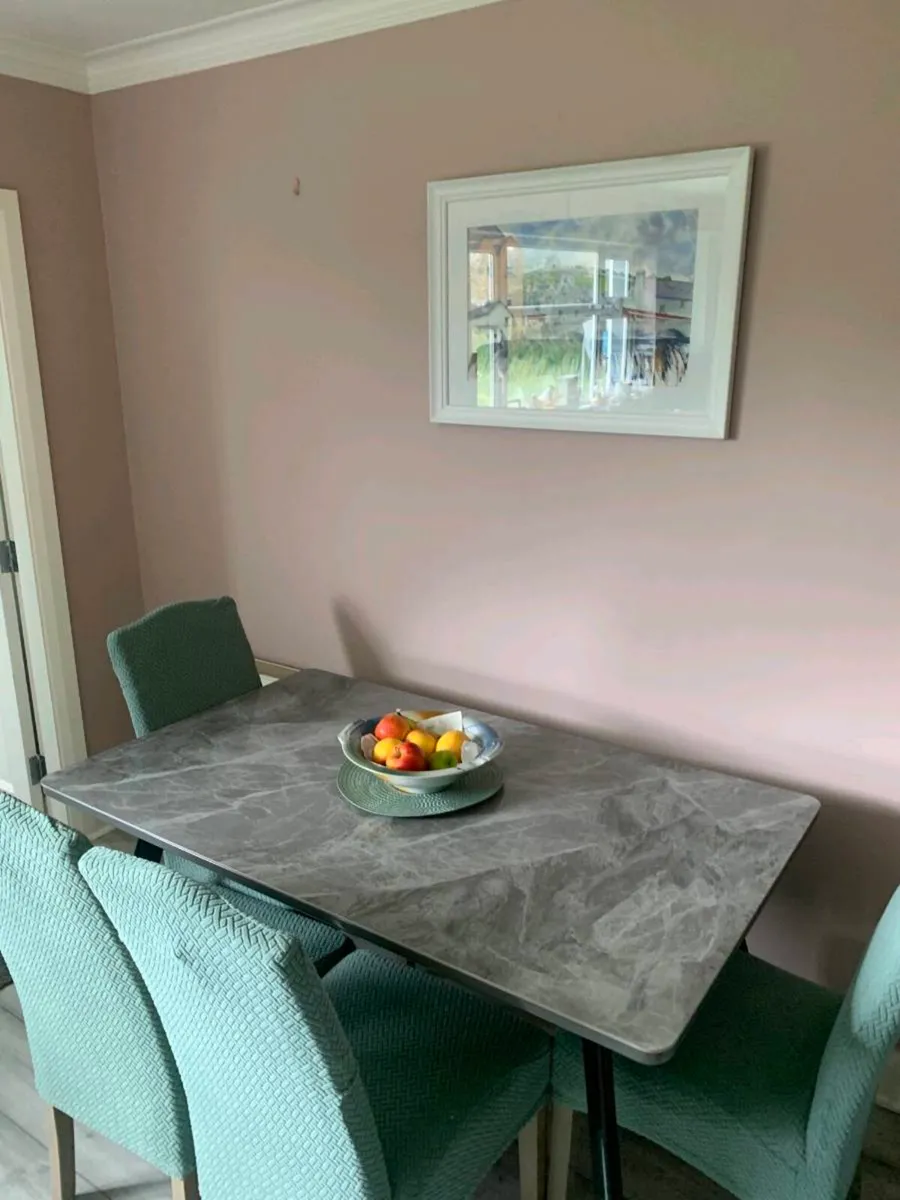 Table and chairs - Image 3
