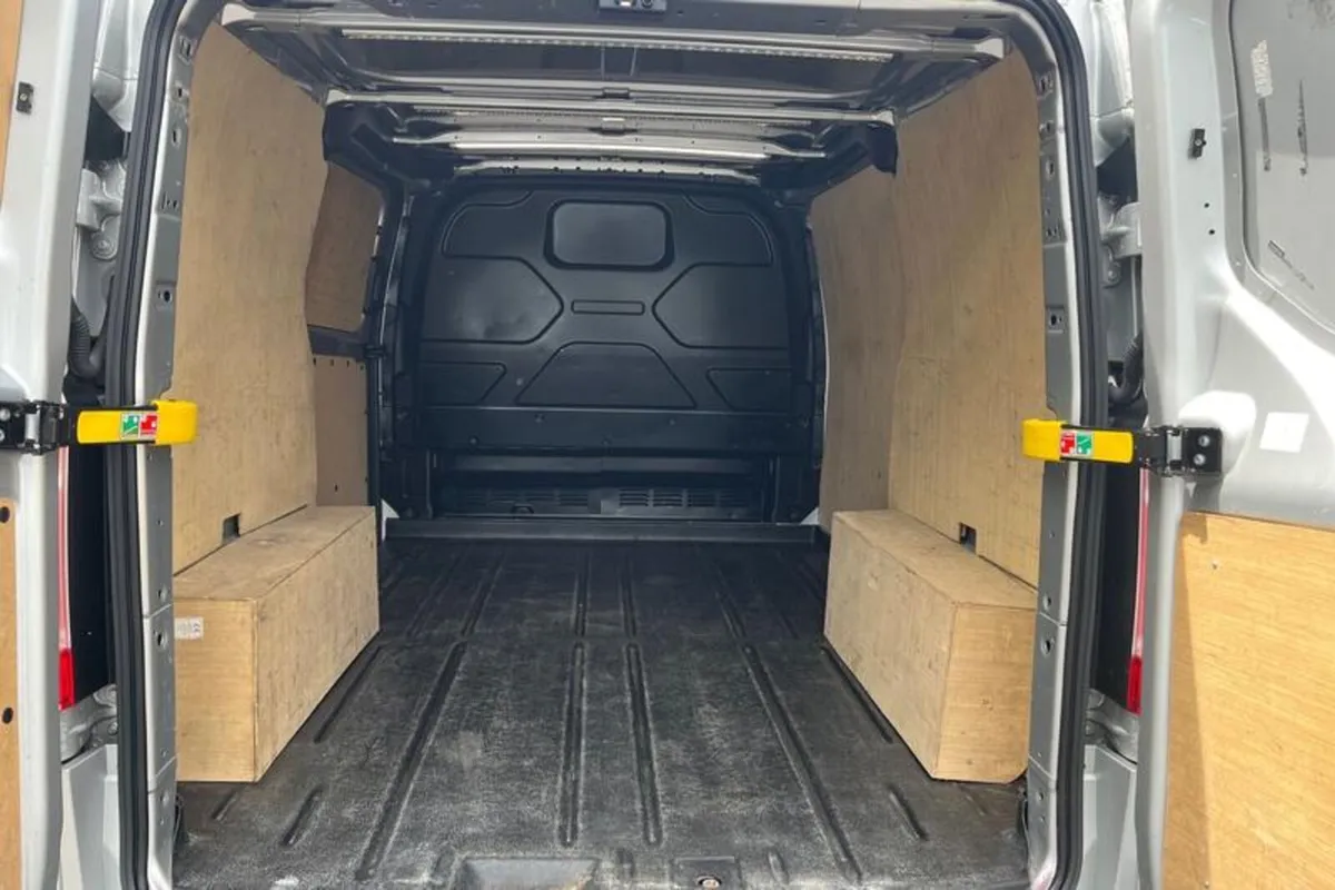 Ford Transit Custom LIMITED - Image 4