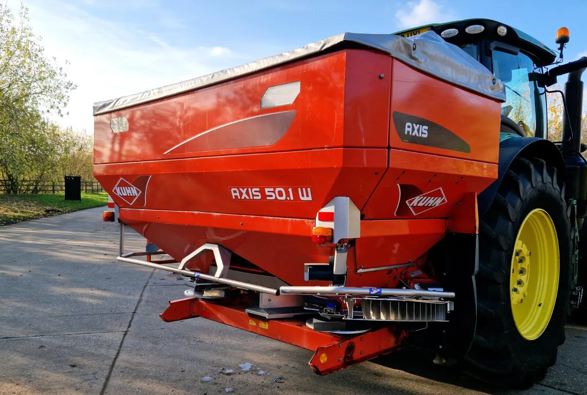 KUHN AXIS 50.1W FERTILISER SPREADER - Image 2