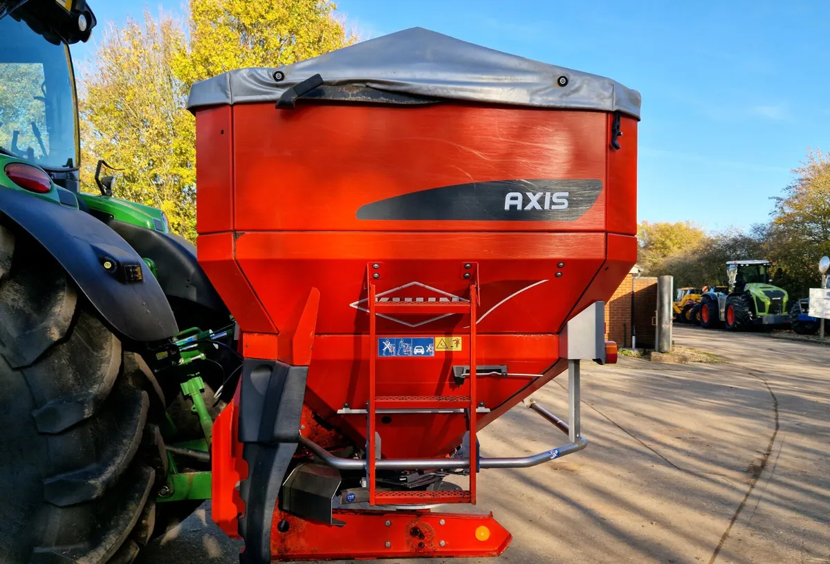 KUHN AXIS 50.1W FERTILISER SPREADER - Image 4