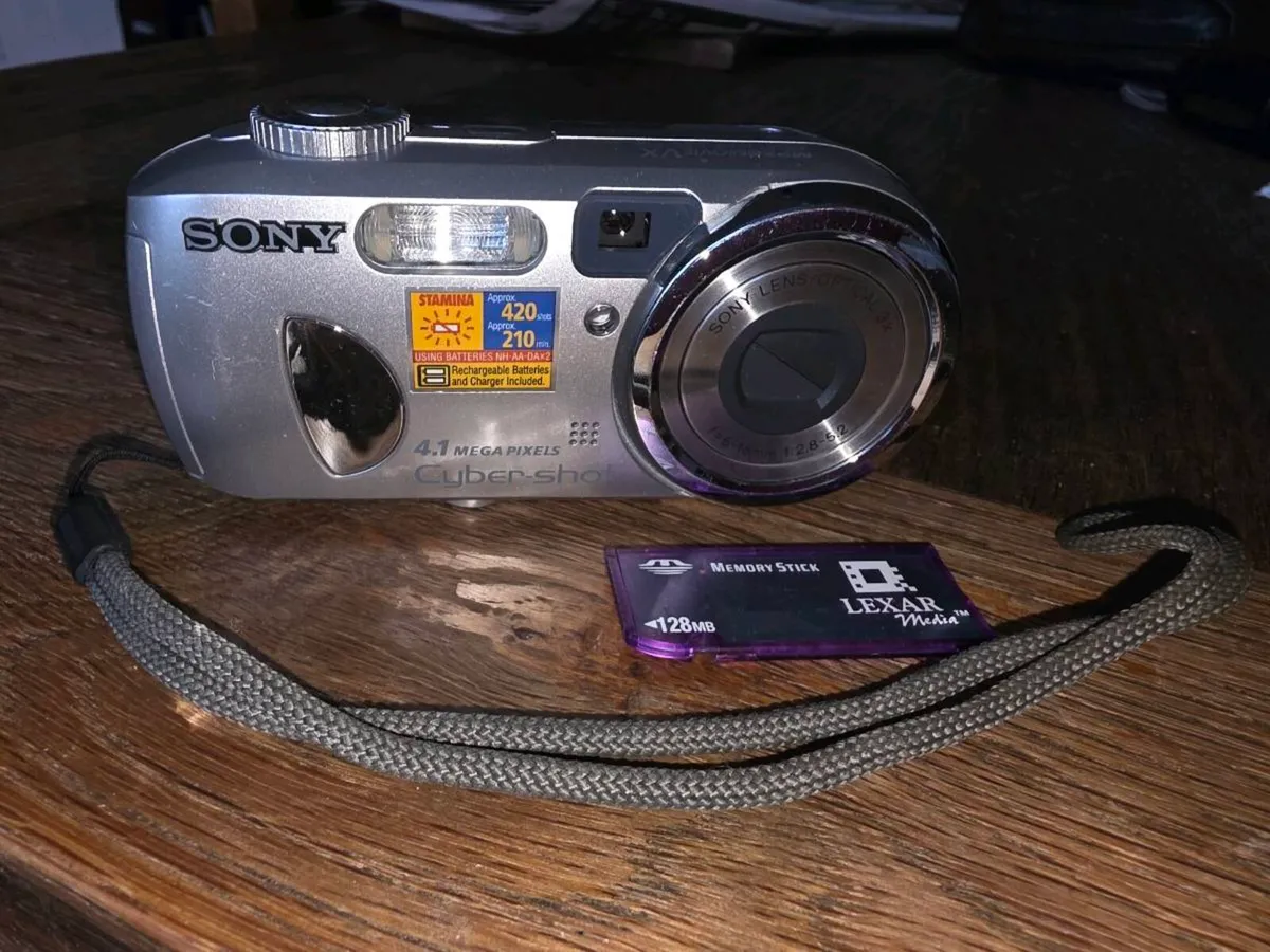 SONY MPEG DIGITAL VIDEO/CAMERA, Flash & Zoom Lens - Image 1