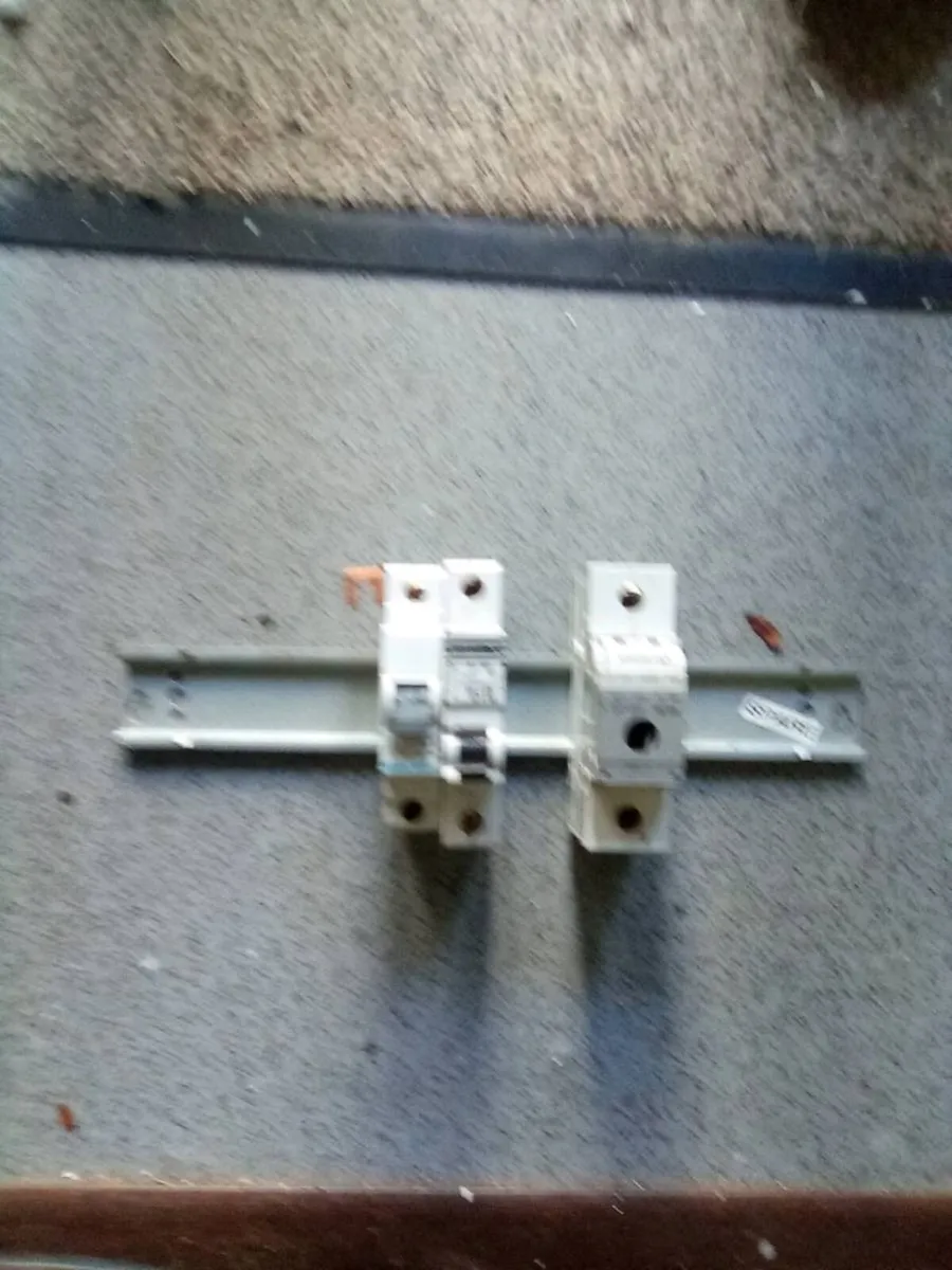 63. AMP.  SWITCH. FUSE. AND.  2.CIRCUIT BREAKERS - Image 2