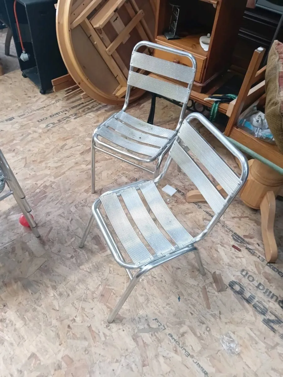 6 Aluminium stacking chairs - Image 1