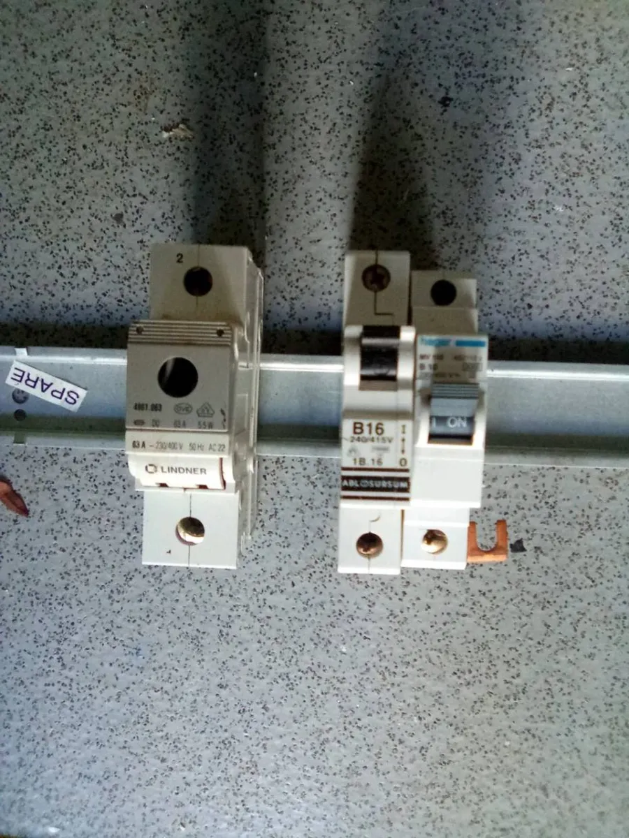 63. AMP.  SWITCH. FUSE. AND.  2.CIRCUIT BREAKERS - Image 1