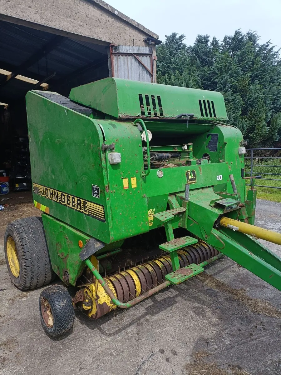 John Deere 575 Baler - Image 1