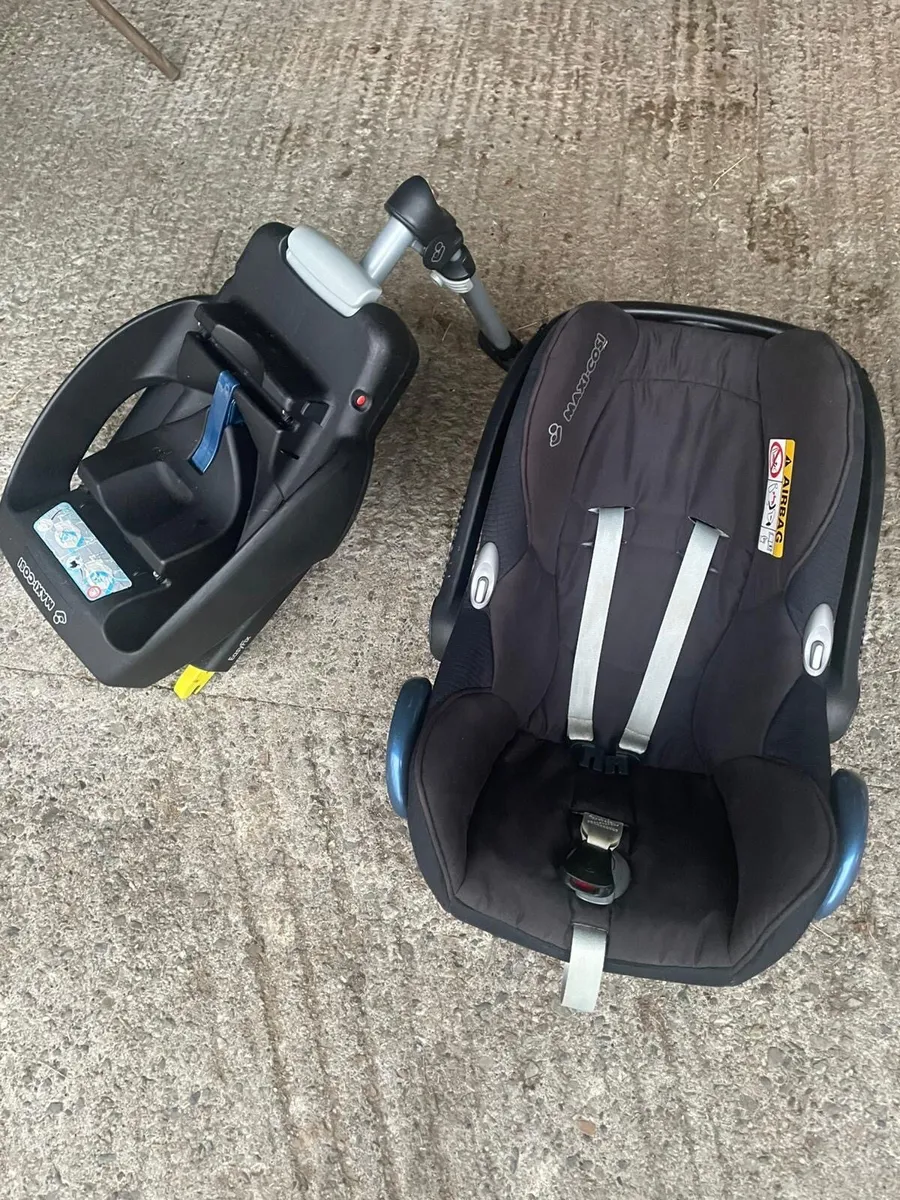 Maxi Cosi Car Seat with Iso fix base - Image 1