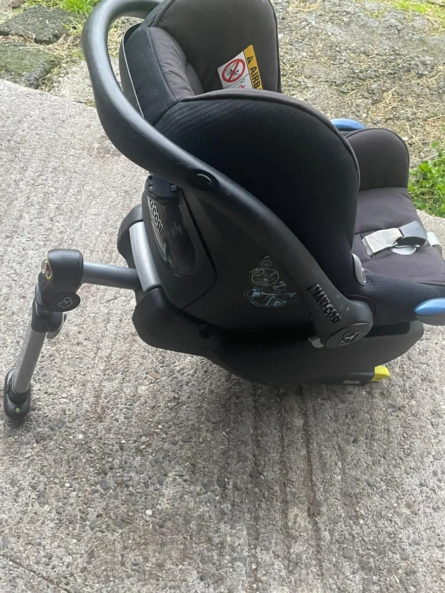Maxi Cosi Car Seat with Iso fix base - Image 2