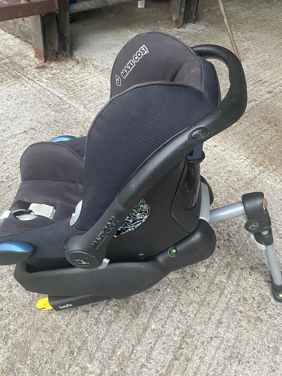 Maxi Cosi Car Seat with Iso fix base - Image 3
