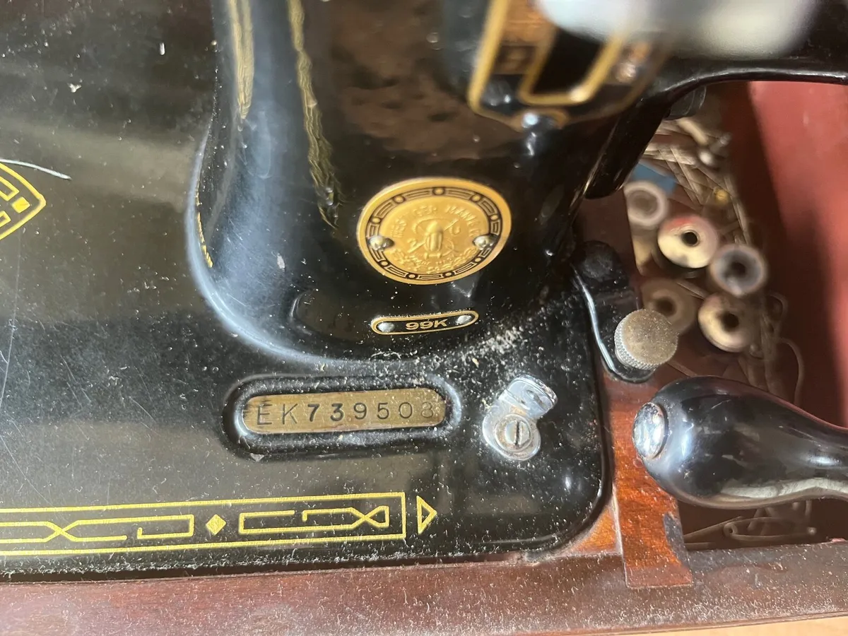 Singer antique sewing machine - Image 1