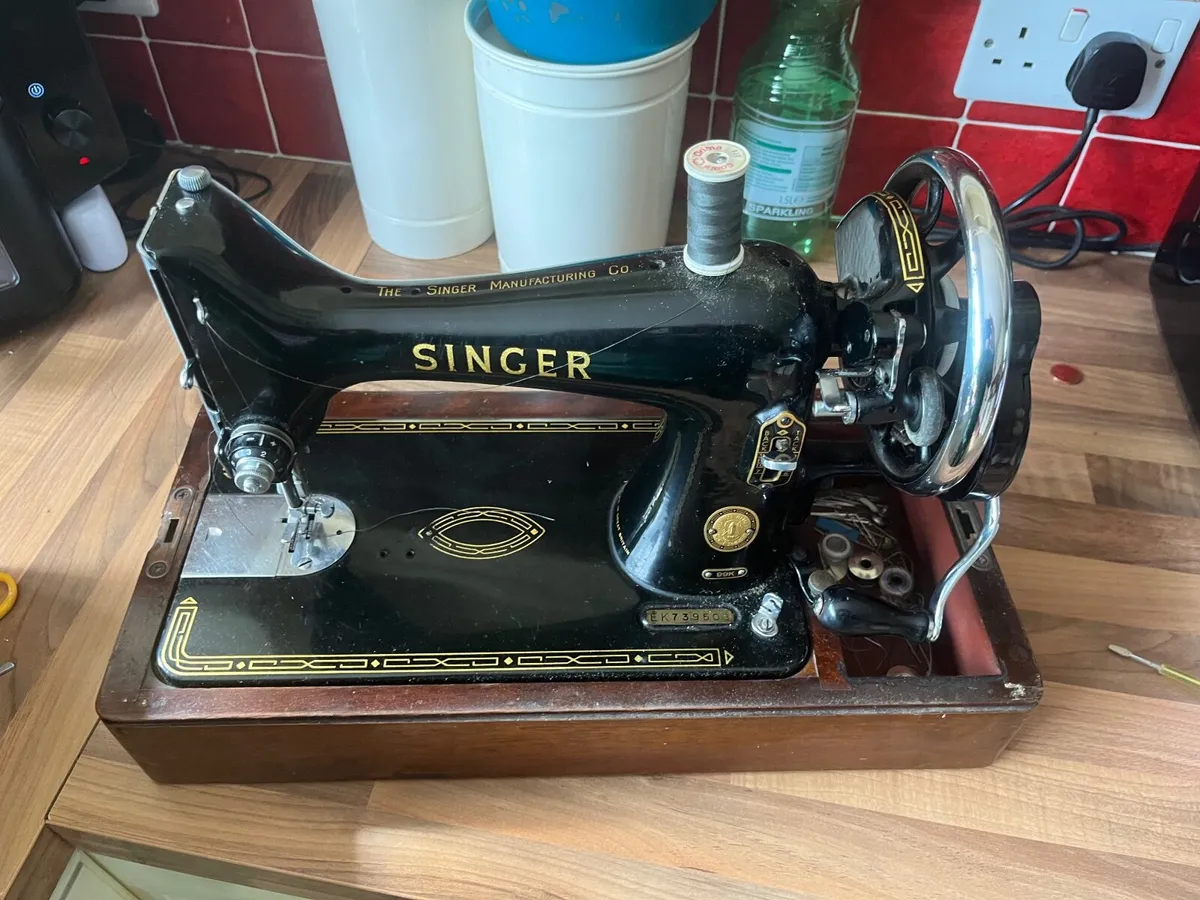 Singer antique sewing machine - Image 3