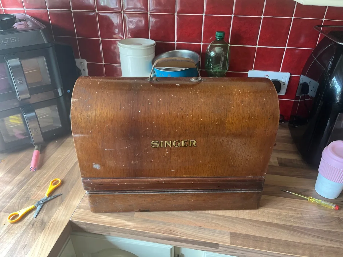 Singer antique sewing machine - Image 2
