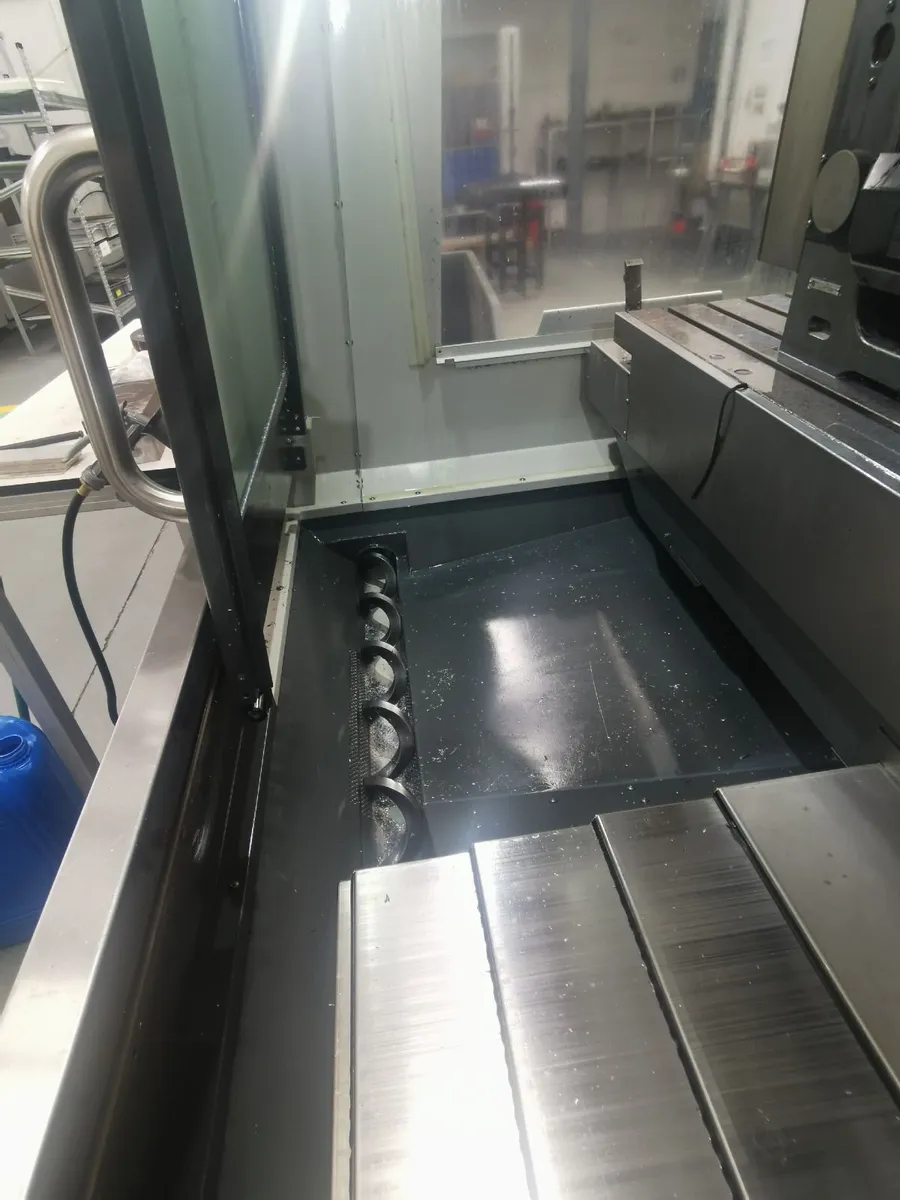 HAAS VF 4 SS , 5 axis Machining Centre - Image 2