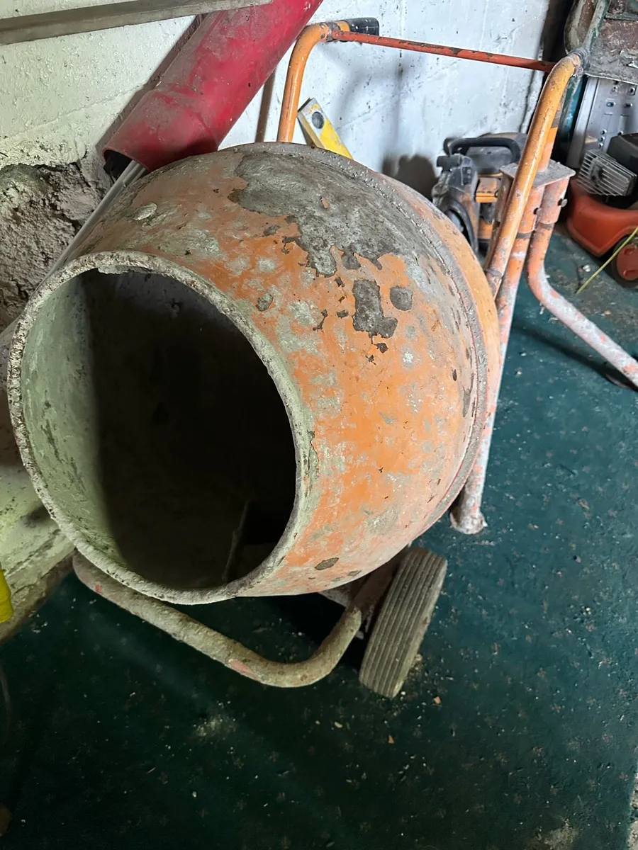 Electric cement mixer