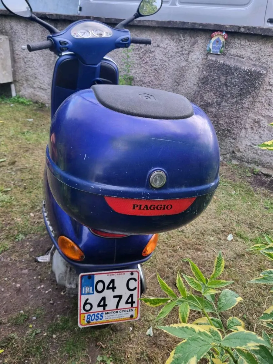 Vespa Scooter - Image 2