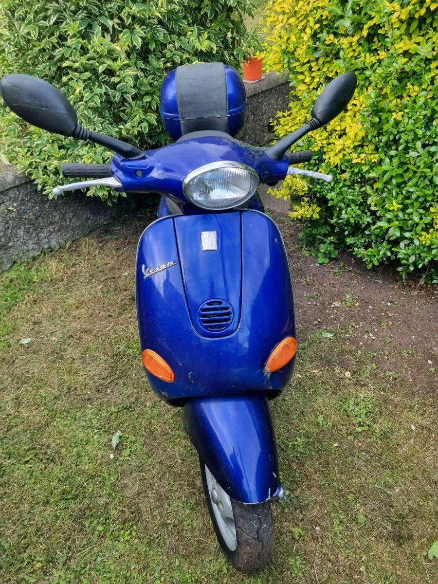 Vespa Scooter - Image 4